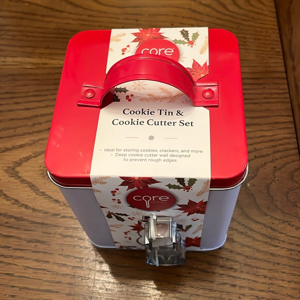 Core Cookie Cutter Tin & Cookie Cutter Set,‎ new